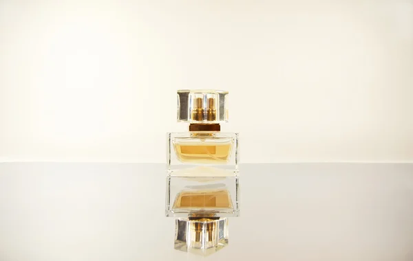 Perfumy dla kobiet na powierzchni lustra — Zdjęcie stockowe