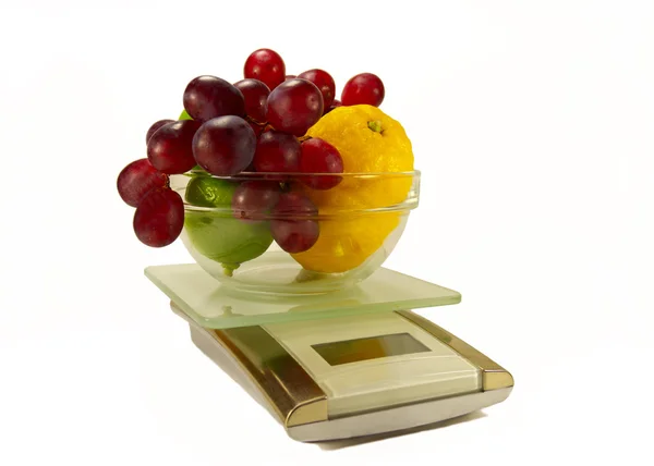 Bilance da cucina con frutta fresca — Foto Stock