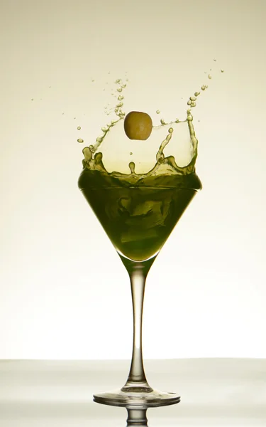Margarita cocktail med is och oliv berry — Stockfoto