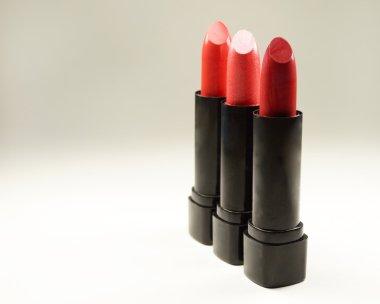 Beyaz ve koyu arka plan üzerinde güzel ruj