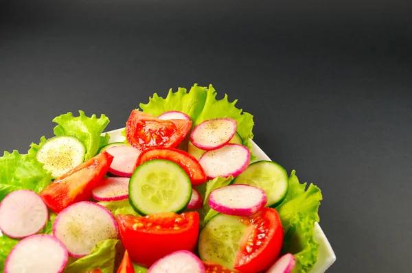 ホワイトプレート上の野菜サラダ — ストック写真
