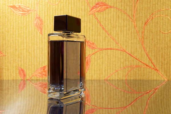 Bouteille élégante de parfum — Photo