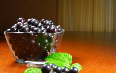 bir cam tabak Siyah frenk üzümü 