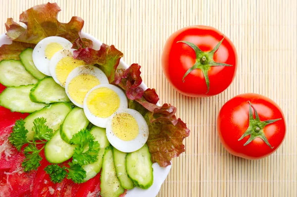 野菜のサラダとフレッシュ トマト — ストック写真