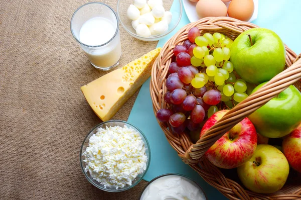 Fresh dairy products and fruits — Stock Photo, Image