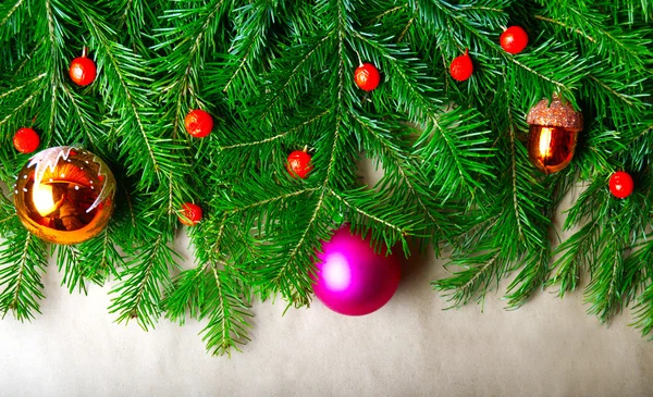 Bolas e bagas na árvore de Natal — Fotografia de Stock