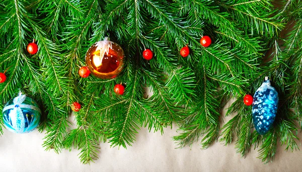 Ornamentos decorativos na árvore de Natal — Fotografia de Stock