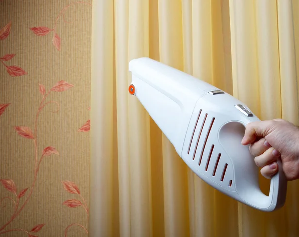 Cleaning blinds wireless vacuum cleaner — Stock Photo, Image