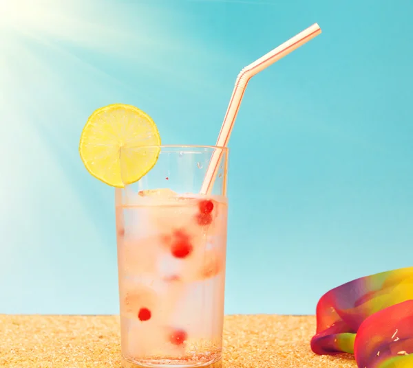 Свежий тропический коктейль на песке — стоковое фото