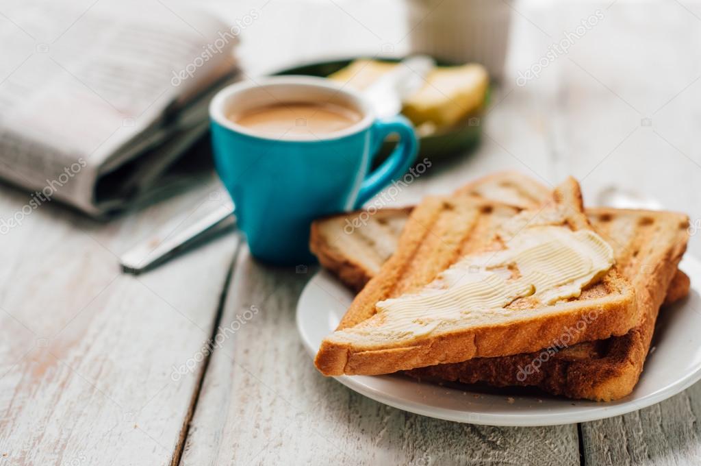 Desayuno con café, tostadas, mantequilla y mermelada