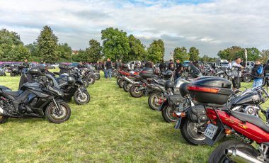 Sezon başında ve sonunda motor mitingleri çok popülerdir.