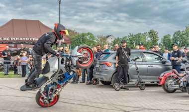 Motosiklet dublörlüğü, bir motosiklet üzerinde dublörlük becerilerinin kombinasyonlarını içeren bir spor disiplinidir, ya da genellikle çeşitli akrobasi tekerleriyle birlikte tekerlek sürmekten oluşan bir motosiklet sürme biçimidir.