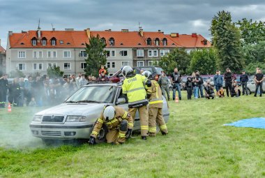 İtfaiye bir arabayı söndürme ve sürücüyü kurtarma eyleminde bulundu.