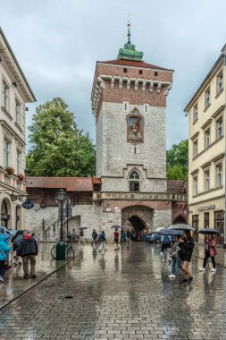 Krakow 'daki Florian kapısı iki kısımdan oluşuyor. Ana kapı ve tepesindeki kule kürkçü kulesi..