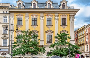 Yükseklik bir binanın yüzüdür, dış duvarlarından biri, üzerinde bulunan tüm elementlerle birlikte..