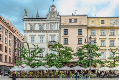 Yükseklik bir binanın yüzüdür, dış duvarlarından biri, üzerinde bulunan tüm elementlerle birlikte..