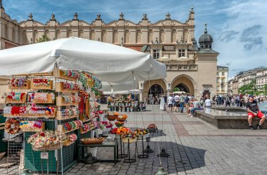 Krakow çiçekçilerinin yeni tezgahının tarihi ana pazar meydanına görsel olarak uyması amaçlanıyor.