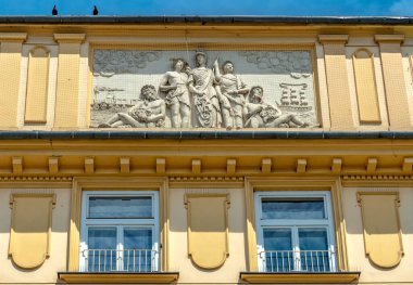 Koruyucu ağlar, anıtları kuşların zararlı etkilerinden korur.