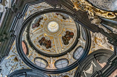 Wavel Katedrali 'nin birçok önemli şahsiyet için anıt mausoleum olarak hizmet veren 19 farklı kilisesi vardır. Bu yüzden en azından birkaçını ziyaret etmeye değer.
