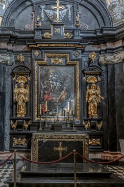 Wavel Katedrali 'nin birçok önemli şahsiyet için anıt mausoleum olarak hizmet veren 19 farklı kilisesi vardır. Bu yüzden en azından birkaçını ziyaret etmeye değer.