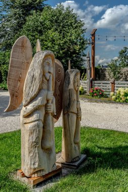 Antik çağlarda, heykeltraşlar, ikon marangozlar ya da tanrı yapıcılar olarak bilinen heykeltraşlar, kendi kendilerini eğiten köylülerdi, ama aynı zamanda çoğunlukla tekerlekli sandalyeciler, marangozlar ve katılımcılardı.