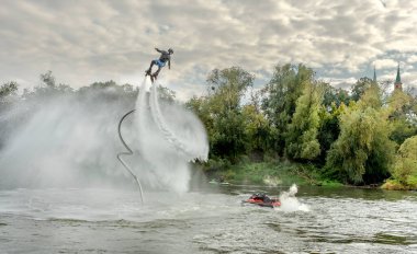 Uçma tahtası, bir tekne veya kablo sistemine bağlı halatı tutarken özel bir wakeboard tahtasının üzerinde süzülerek süzülmeyi içerir.