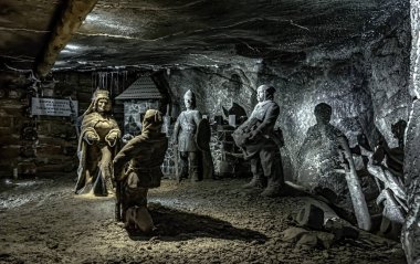 Aşağıdaki tuz madenindeki heykeller büyüleyici sanat eserleridir. Bunların çoğu tuzdan yapılmıştır. İnsan figürleri, hayvanlar, tarihten sahneler ve önemli tarihsel figürlerin anıtlarını tasvir ederler.