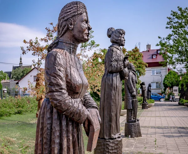 Szydlow 'daki sinagogun girişinde duran ünlü kişiliklerin ahşap heykelleri.