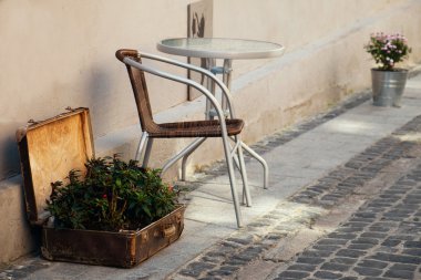 Sokakta masa sandalye