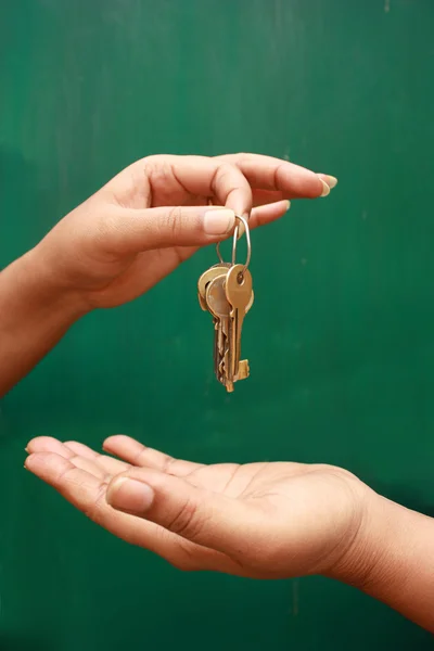 Schlüssel in der Hand — Stockfoto