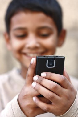 Cep telefonunda oynayan çocuklar