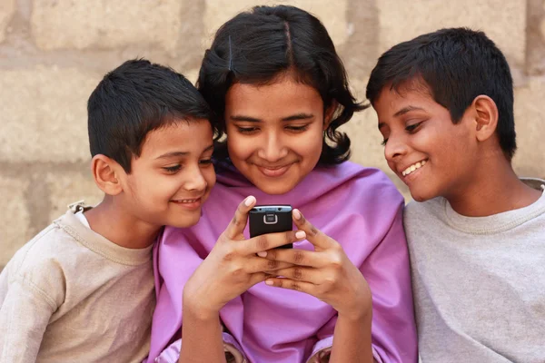 Niños jugando en el teléfono móvil —  Fotos de Stock