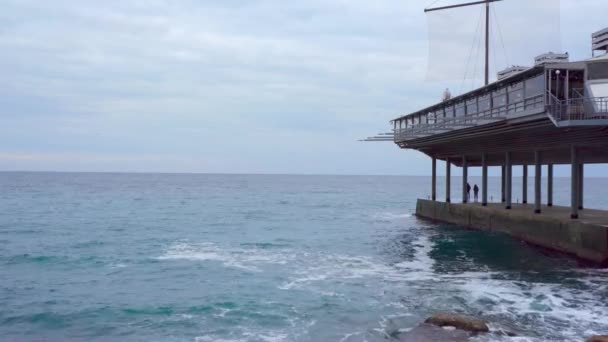 Restaurant op zuilen op de oude pier — Stockvideo