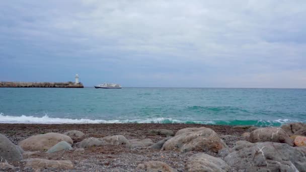 El barco de recreo pasa por el faro en el mar negro — Vídeos de Stock