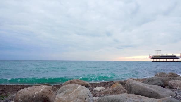 La nave ristorante si trova su palafitte su un vecchio molo sulla costa del Mar Nero — Video Stock