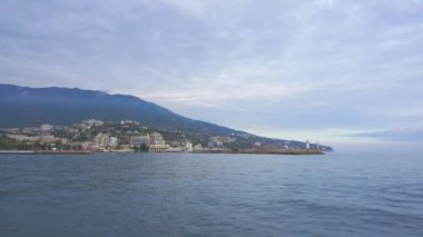 Yalta Denizi şehrin ve dağların zeminine karşı