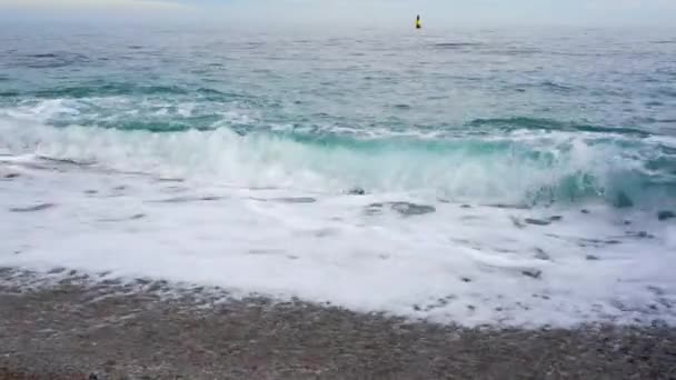 La costa di pietra del mare è lavata dall'onda del mare — Video Stock