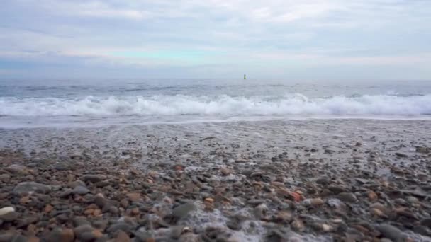 Kamenné pobřeží moře je omýváno mořskou vlnou — Stock video