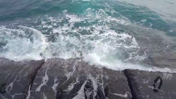 Fırtına dalgalarının etkisinin koruması. — Stok video