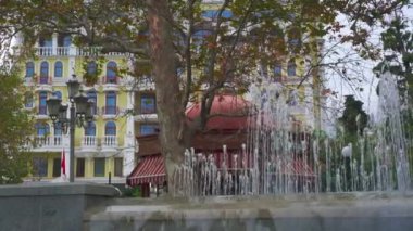 Yalta - 18 Kasım 2020 Yalta Caddesi Çeşmesi 'nin arka planında su taşan güzel ağaç ve binalar