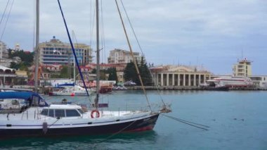 YALTA, RUSSIA - 18 Kasım 2020: Şehrin arka planında sürüklenen tekne