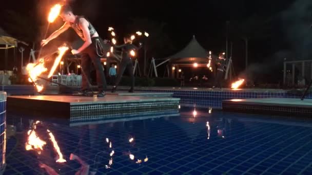 People spin chains of fire at the fountain at night — Stock Video