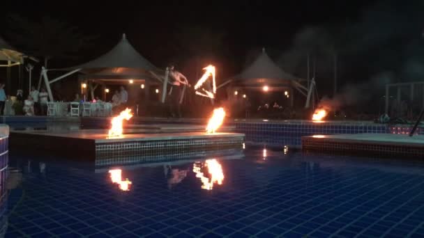 Девушки крутят цепи огня ночью у фонтана в шоу отеля — стоковое видео