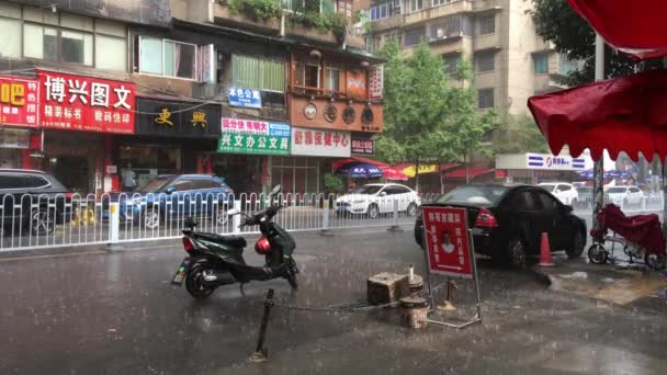 中国の雨の中でバイクが立っている — ストック動画