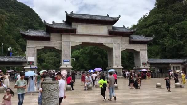 Guyang, Kína - 2018. március 9.: bejárat egy kínai parkba sok emberrel — Stock videók