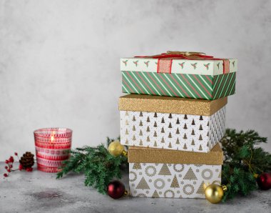 Çeşitli hediye kutularıyla Noel süsleri, Noel ağacı dalları. gri arkaplan