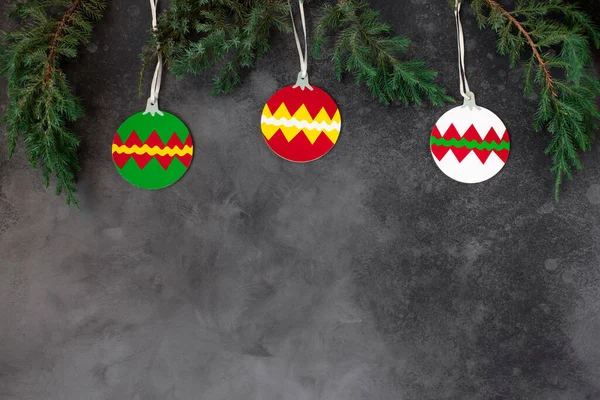 Natal ou Ano Novo plano leigos fundo com abeto e decoração colorida em um fundo escuro. espaço de cópia, vista superior — Fotografia de Stock