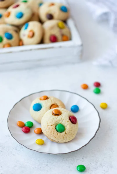Сладкое печенье с красочными конфетками на белом фоне. — стоковое фото