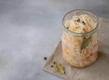 Kavanozda ev yapımı lahana turşusu. yan görünüm, gri arkaplan, kopyalama alanı