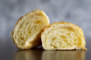 Kruvasan tabakası, masada kruvasanlar, kahve masasında kruvasan servis etmeye hazır veya satmaya hazır kahve kafeteryasında servis yapmaya ya da satmaya hazır.